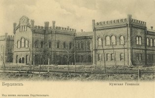 "Юные годы Владимира прошли в Бердянске. где с 1872 по 1879 годы он учился в мужской гимназии, там сегодня располагается Бердянский государственный педагогический университет. 

Именно здесь, на ступенях учебного заведения, установлен первый на родине памятник Хавкину: крупные черты лица, уверенный взгляд, простые и сильные слова на постаменте: «Он спас мир от холеры и чумы». 

Получив приличное для молодого человека образование, он покинул Бердянск и отправился учиться в Императорский Новороссийский университет в Одессу".