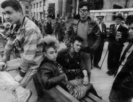 Как рокер из СССР заявляю: не было у меня кожаной куртки в то время, хотя очень хотелось. Заклёпок и браслетов тоже не было, не хотелось.
А если вы про этих, то это панки)