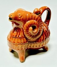 У нас кувшин был, в виде барана.
Не пережил НГ в 80-х.