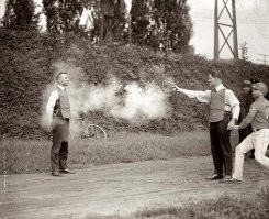 То есть , бейсболист, справа на этой фото -  никого не смущает ?