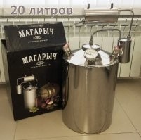 Вроде водка не так дорого стоит, причём относительно хорошая (Свояк Оригинал,  Дикая Утка итд.. ) какой смысл самогон такими объёмами варить? Где рынок сбыта?  Я б поосторожничал, у какого-то левого, алкоголь самодельный приобретать.. ещё послепну, или вообще помру, или нанесу серьёзный удар по внутренним органам, так что лечение и реабилитация выйдут дороже нескольких ящиков марочного конька.  Нафиг такие риски?  
Вот  знаю одного гражданина, который  хорошо гонит самогон из всякого,  но исключительно для себя, своих родственников, и случайных гостей вроде меня. О продаже речи там не идёт и объёмы весьма малы. И так как мы вместе это дело пьём после баньки по чуть-чуть, я ему доверяю и не опасаюсь отравится.  Так-то законом запрещено  даже для личных целей гнать самого, но на такие мелочи, менты смотрят сквозь пальцы, более в свободной продаже  имеются дистилляторы - покупай, никто тебе запрещать не станет и паспорта не попросит.
Зачем при таких раскладах, идти и покупать пойло, у людей,  которые его варят в буханке, я понять не могу.
