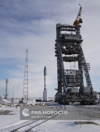 Эта стартовая площадка представляет собой единую конструкцию вместе со стартовым столом,башней обслуживания и кабель-мачтой.И возникший электрический потенциал на огромной металлической башне вполне мог стать причиной сбоя в работе датчиков.То что она улетит никто и не сомневался,но именно в тот момент рисковать не стали и отложили старт.У нас кстати башня обсуживания и кабель-мачта РН Протон мобильная,и во время пуска уезжает со стартового стола,оставляя ракету в одиночестве.