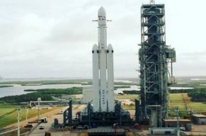 Эта стартовая площадка представляет собой единую конструкцию вместе со стартовым столом,башней обслуживания и кабель-мачтой.И возникший электрический потенциал на огромной металлической башне вполне мог стать причиной сбоя в работе датчиков.То что она улетит никто и не сомневался,но именно в тот момент рисковать не стали и отложили старт.У нас кстати башня обсуживания и кабель-мачта РН Протон мобильная,и во время пуска уезжает со стартового стола,оставляя ракету в одиночестве.