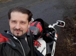 Достало нытьё 25-летних, о том, что они старики. Фото своей девушки выложить не могу без её разрешения, а своё пожалуйста. В этом августе мне 50.