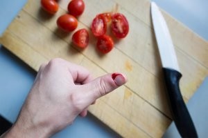 Кухонный нож считается за клинок? Уж эти ножики самые кровожадные. 
Режут и правых, и виноватых, и хозяев, и гостей....