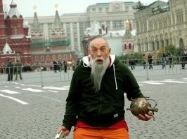 Со школьных лет хожу лысый и борода как веник. Думаю, что выгляжу так, а на самом деле так: