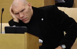 Почему-то не удивлен, что работает госслужащим.