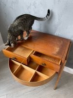 Вот это вот говно из фанеры и дсп – чудесный стол?! 
ТС, ты совсем больное?