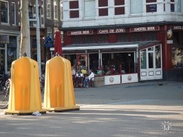 странное какое решение -разместить писсуары напротив окон. Интересно-какую цель преследовали. А вообще писсуары на улицах в Амстердаме не редкость. Вот такие.