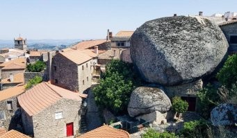 В Португалии есть целая деревушка с такими домами.