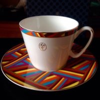 к тряпкам равнодушен, а вот посуда от Юдашкина мне очень нравилась, до сих пор одни из любимых тарелок