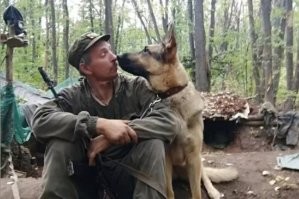 "22 апреля Зеленоградске состоялась торжественная церемония награждения лауреатов первой и на данный момент единственной в мире Международной премии Мой ласковый и нужный зверь." "Третье место по решению жюри присуждено сразу двум номинантам – это чёрный терьер Челси из Калининграда, ставшая донором и спасшая десятки жизней своих собратьев. А также кот Пузик из Саратова, который в марте прошлого года помог своему хозяину вовремя выбраться из горящей квартиры. Маленький кот чуть сам не погиб, его нашли в задымлённой квартире и вынесли на улицу пожарные, после чего привели в чувство при помощи кислорода. Дежурный караул 6-й пожарно-спасательной части ГУ МЧС по Саратовской области (начальник караула Дмитрий Маяков) удостоен почётного диплома премии. Отметим, что в Зеленоградск Пузик приехал получить награду лично вместе с юной хозяйкой Олесей. Для девушки и кота это был первый в жизни перелёт на самолёте, который героический кот перенёс достойно" " Дипломантами премии среди животных стали ещё два кота – Мурзик из города Шахты Ростовской области, спавший свою семью от змеи. И кот Мостик – талисман Крымского моста, который помог отыскать хозяев потерявшейся на Кубани собаке." Но кроме котов было много номинатнов и победителей. Обладателем звания «Народный герой» среди братьев наших меньших стал пёс Сармат из Сыктывкара (посмертно) – в ходе интернет-голосования он получил поддержку в 211 377 голосов. Пёс погиб в сентябре 2022 года в зоне проведения специальной военной операции. Он стал настоящей легендой в Республике Коми, где ему планируется установить памятник. На фото его хозяин мужчина в форме в центре.
 Второе место бордер-колли Торин из Башкирии. Спастель. Помогал после землетрясения в Турции

 По материалам газеты "Волна".