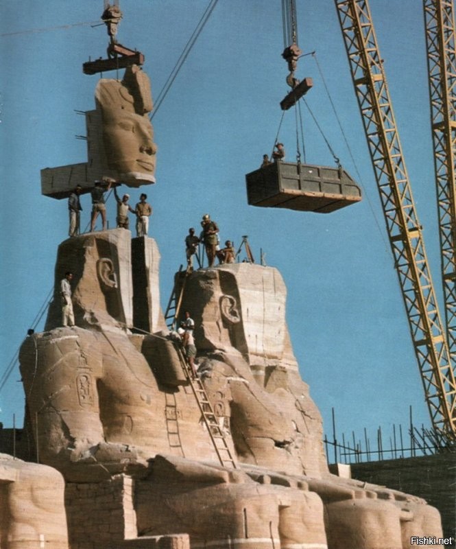 Это не время с ними так обошлось. Фараоны строили так, что статуи стояли тысячи лет.
Пришлые арабы сознательно уничтожали всё, до чего могли дотянуться. Эти статуи были разбиты в только 17 веке. Ведь изображать живых существ нельзя, тем более людей.
Уже в 20-м веке, поняв, что на туристах можно хорошо зарабатывать, они кое-как собрали обломки и склеили статуи с помощью геобетона (гранитная крошка + известь).

Не знаю, откуда у автора сведения, но статуи Аменхотепа третьего никогда не пели.
"Пела" одна из четырёх статуй Рамсеса Великого в  храме Абу-Симбел, которые, к стати были вырублены из монолитного песчаника. Внутри одной из статуй были природные полости, при определённом направлении ветра, слышен был гул. Статуя так и называлась "поющий Рамсес".
Когда наши построили Асуанскую плотину, храм подлежал затоплению. Его распилили на блоки и собрали на новом месте. После сборки, полости внутри статуи Рамсеса залили бетоном, и но естественно перестал "петь"