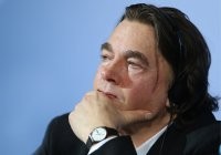 Верно, но всё же чутка перебор - актёр может уехать например в Турцию отдыхать (именно отдых на пару недель-месяцев, а не то что подумали), ну сейчас это не очень хорошо, но и не криминал; а может ломануться за кордон с воплями про "клятую рашку", что резко меняет ситуацию.
Почему же нам нужно знать про актёра? Мы все понимаем что бОльшая их часть попробует вернуться, дальше нужно думать и понимать что за фильм с их участием выйдет под эгидой ОРТ. Их имена в титрах, их, чтоб не обидеть, "лица" в кадре должны быть маркерами для определения качества продукта.
В качестве примера - Серебряков (безусловно гениальный актёр) является маркером плохого продукта, или Хабенский (тоже великолепен) как минимум с 2008 является маркером плохого продукта.
Врага надо знать в лицо, и вот это лицо