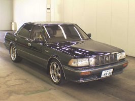 Симпатичная машинка. Может даже и крутая. Но от легендарного рамного Крауна осталось только название и шильдик.