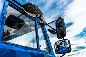 вопрос решается навесом дополнительных зеркал, и никаких мёртвых зон не остаётся.