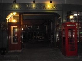 Красная телефонная будка установлена в Рязани, перед пабом "Beefeater" . Между прочим, вполне достойное заведение. Рекомендую.