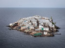 Вот! Остров Мгинго, в Африке, на озере Виктория. На площади около 40 соток (по данным Википедии) обитает порядка 400 человек (по данным на 2018 год).