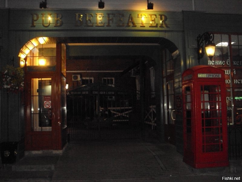 Красная телефонная будка установлена в Рязани, перед пабом "Beefeater" . Между прочим, вполне достойное заведение. Рекомендую.