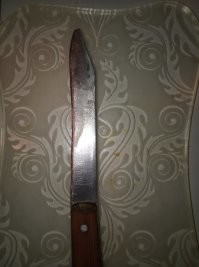 от стали зависит и от того как точить (за одно как часто)) у мне 30 лет, дома на кухне вот такой нож столовый получается мой ровесник, по тому что помню его с раннего детства, там да есть небольшая вогнутость по центру, отломан кончик (погнулся его распрямляли плоскогубцами и сталь лопнула) 

отец говорит что точить надо равномерно что бы не "слизывать" лезвие и не "копать ям" на нём