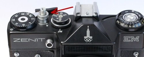 И опять раз за разом копипастят ошибку, которую когда то кто то допустил в подписи к фотографии...
У Джексона в руках Зенит-Е.
Хорошо видно, что Джексон лержит большой палец на спусковой кнопке, находящейся в центре диска счётчика кадров.
У Зенит-ЕМ, более поздней модели, спусковую кнопку перенесли влево.