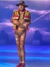 вот этого питуха выдворите или оштрафуйте для начала...