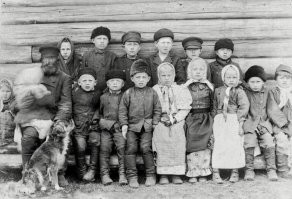Совместное фото детей деревни Каномы,  1899 год.