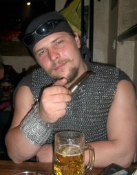 Я кольчуги плёл по вечерам, тоже вполне себе релакс. 
Спокойная музыка, программа "Говорилка" на компе, в качестве аудиокниги...