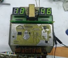 Отлично получилось! Я тоже, поначалу, хотел запилить что-то подобное на матричных индикаторах, но решил, что всё-таки важнее сохранить полную аутентичность внешнего вида. В итоге сова выглядит так, как и была с завода, даже цвет индикаторов подобрал близкий к оригинальному, если не присматриваться, то и не поймёшь, что она переделана. Однако добавил в неё батарейную поддержку хода, отображение температуры в комнате и авторегулировку яркости, ночью индикаторы тускнеют.