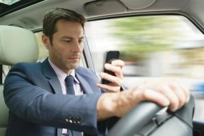 Зацепил разделитель и перевернул автомобиль