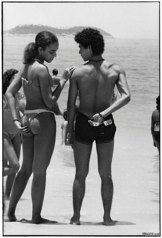 Фото известного американского фотографа Elliott Erwitt.
У него большая серия с пляжей Бразилии, сделанная в 1990.
Никакого отношения к СССР.