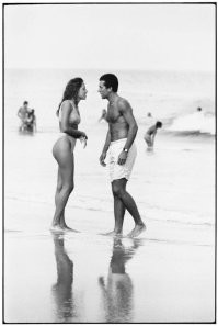 Фото известного американского фотографа Elliott Erwitt.
У него большая серия с пляжей Бразилии, сделанная в 1990.
Никакого отношения к СССР.