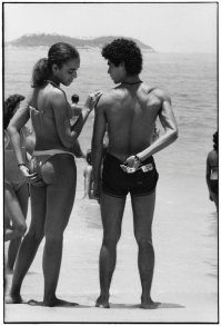 Фото известного американского фотографа Elliott Erwitt.
У него большая серия с пляжей Бразилии, сделанная в 1990.
Никакого отношения к СССР.