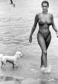 Фото известного американского фотографа Elliott Erwitt.
У него большая серия с пляжей Бразилии, сделанная в 1990.
Никакого отношения к СССР.