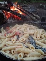 Вчера пасту в сливочном соусе со шпинатом и красной рыбкой делали. На природе вкуснее