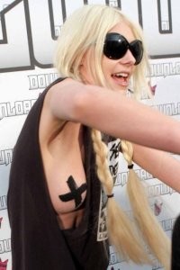 была уже дискуссия на эту тему! почему женские соски запрещены, а мужские нет?! неравноправие, дело же в груди как оказалось!