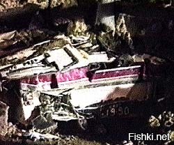 Люди погибли. Откопали, но сильно потом. Тоннель замуровали до восстановления.
Валун упал в начале свода, проломив его.
Все прекрасно ищется гуглом.
Как я понимаю, въезд в тоннель сделали в другом месте, а этот так и стоит замурованный.