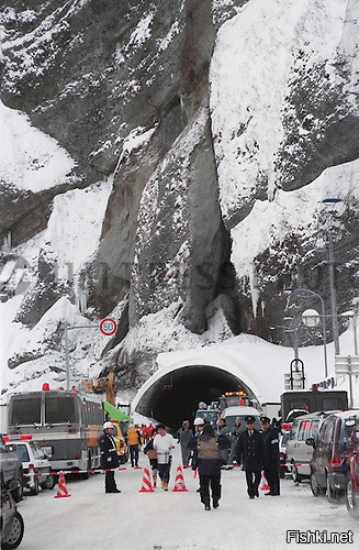 Люди погибли. Откопали, но сильно потом. Тоннель замуровали до восстановления.
Валун упал в начале свода, проломив его.
Все прекрасно ищется гуглом.
Как я понимаю, въезд в тоннель сделали в другом месте, а этот так и стоит замурованный.