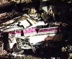 Люди погибли. Откопали, но сильно потом. Тоннель замуровали до восстановления.
Валун упал в начале свода, проломив его.
Все прекрасно ищется гуглом.
Как я понимаю, въезд в тоннель сделали в другом месте, а этот так и стоит замурованный.