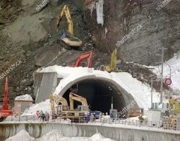 Люди погибли. Откопали, но сильно потом. Тоннель замуровали до восстановления.
Валун упал в начале свода, проломив его.
Все прекрасно ищется гуглом.
Как я понимаю, въезд в тоннель сделали в другом месте, а этот так и стоит замурованный.