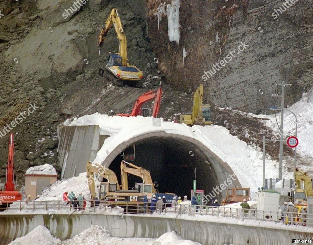 Люди погибли. Откопали, но сильно потом. Тоннель замуровали до восстановления.
Валун упал в начале свода, проломив его.
Все прекрасно ищется гуглом.
Как я понимаю, въезд в тоннель сделали в другом месте, а этот так и стоит замурованный.