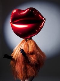 Девушка втрое увеличила губы, но ей все мало