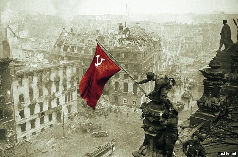 Знамя победы красного цвета.