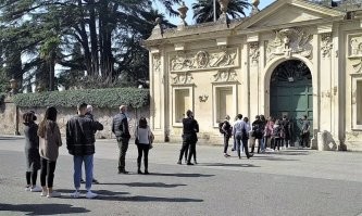 Не надо делать мозги людям о том, что эта "замочная скважина" в Мальтийском ордене секретна. 
Она настолько секретна, что есть в любом путеводителе по Риму и к ней очередь стоит обычно человек по 20.
Да и протертая краска на двери (см фото в посте) от локтей соглядатаев говорит о толпах желающих заглянуть.