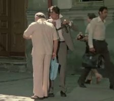 Как в старые времена ...
" - Батя, одиннадцать есть?
  - Дают уже, дают ..."