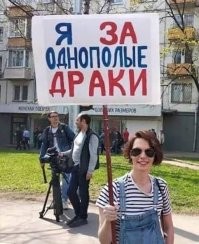 Блин, мне сразу показалось что мужики около миномёта стоят :)