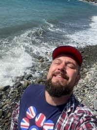 Вот этот чел крысит побольше этой бабки. Он назанимал денег у друзей, знакомых, родителей. Кредиты брали для него, его жена (которую он после бросил с 3-мя детьми), родители.. в итоге крысанул и слился.