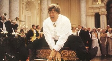 Чёрный жнец, падающие солдаты и корона не по размеру: все косяки коронации Карла III