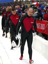 Чёрный жнец, падающие солдаты и корона не по размеру: все косяки коронации Карла III