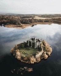 Допустим, ирландский замок отдадут задарма, только приведите в порядок. 
И что будете делать дальше, великий специалист по повторному использованию строений?